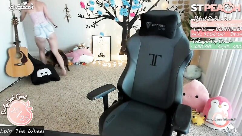 STPeach Wearing Butt Shorts On Twitch Stream