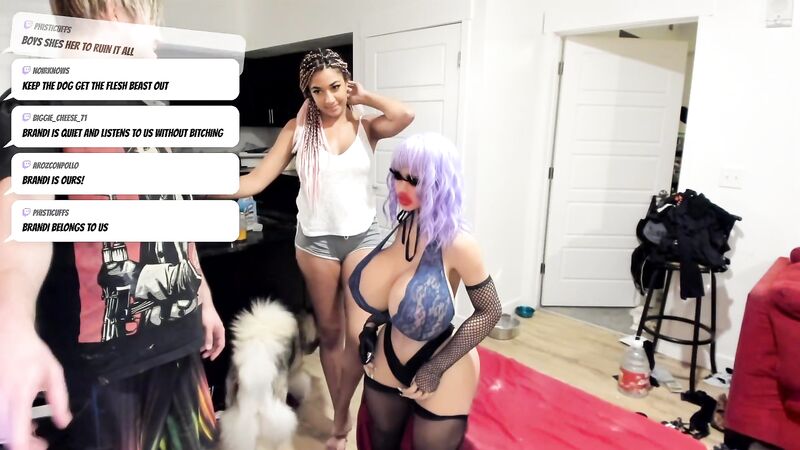 Streamer Lifts Top Accidently Shows Tits